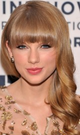 taylor-swift-hairstyles-pretty-loose-curls-with-bangs